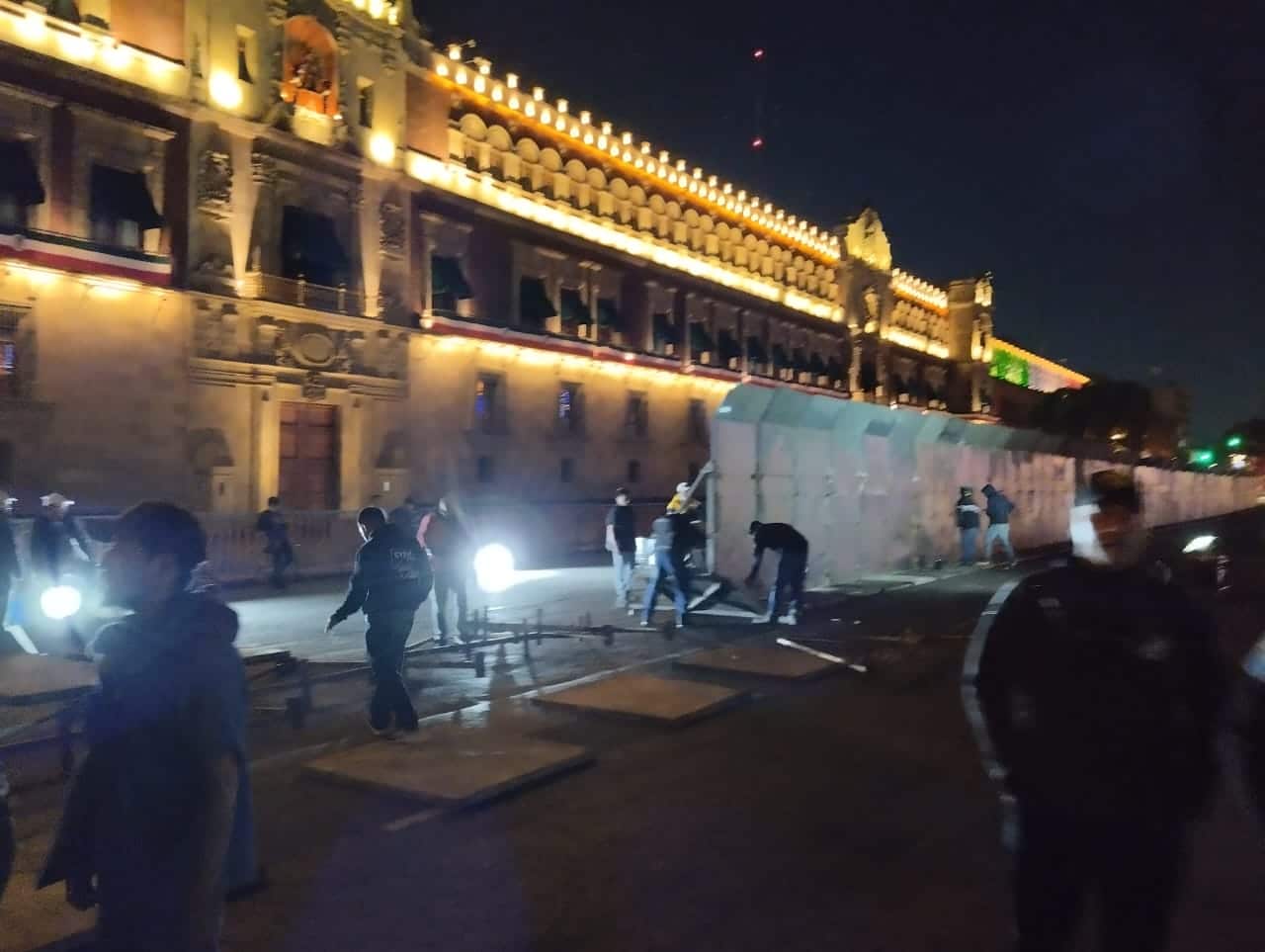 Previo a marcha de los 43 normalistas de Ayotzinapa, colocan vallas en Palacio Nacional