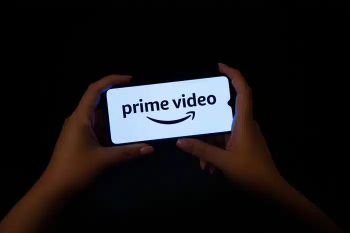 Manos sujetando celular mientras ve Amazon Prime Video