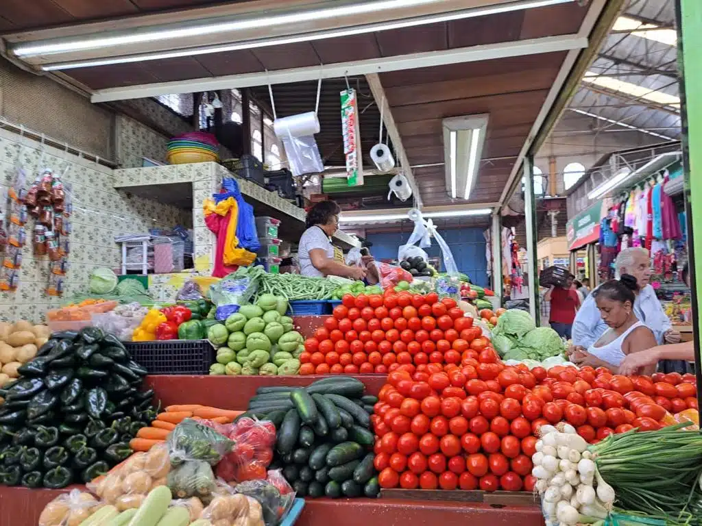 Puesto de verduras en mercado Pino Suárez de Mazatlán