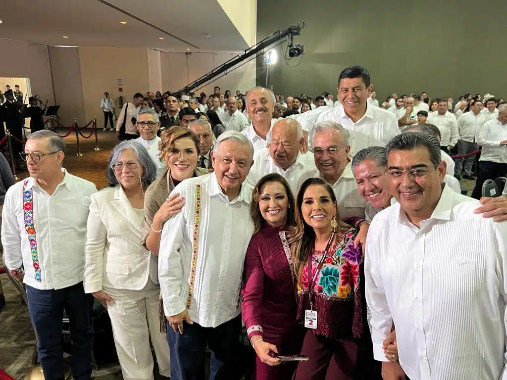 Gobernadores de algunos estados de la República posan con el presidente Andrés Manuel López