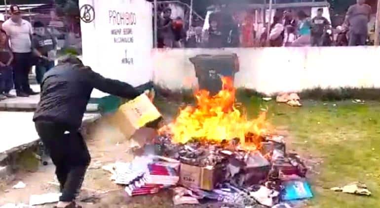 alcalde de Tuxtla en quema de libros