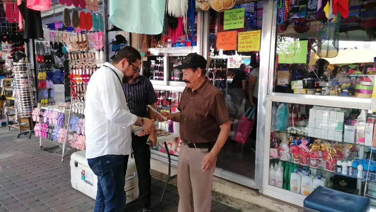 Secretaria de economía recorre calles del centro de Culiacán para promover programas estatales con locatarios.