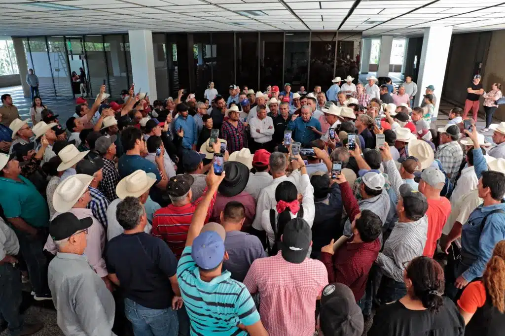 Gobernador Rubén Rocha Moya aclara dudas de productores .
