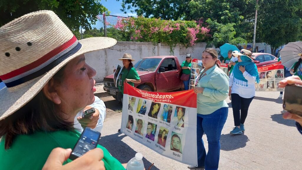 Rastreadoras marchan en El Fuerte