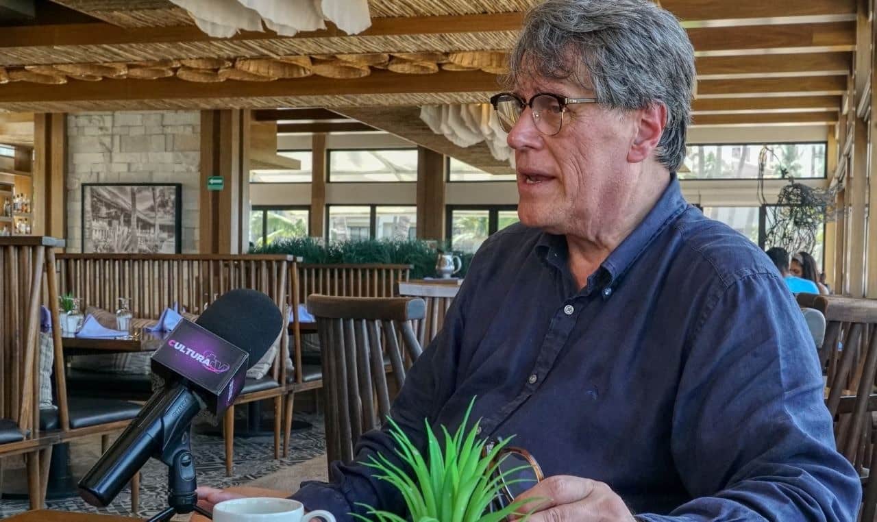 Raúl Quintanilla siendo entrevistado
