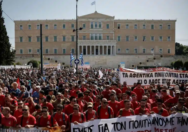 Grecia aprueba extender la jornada laboral a 13 horas