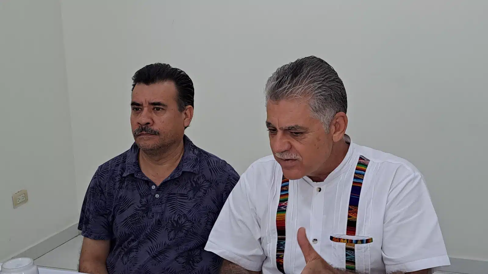 Gilberto Lugo Sánchez y otra persona a su izquierda
