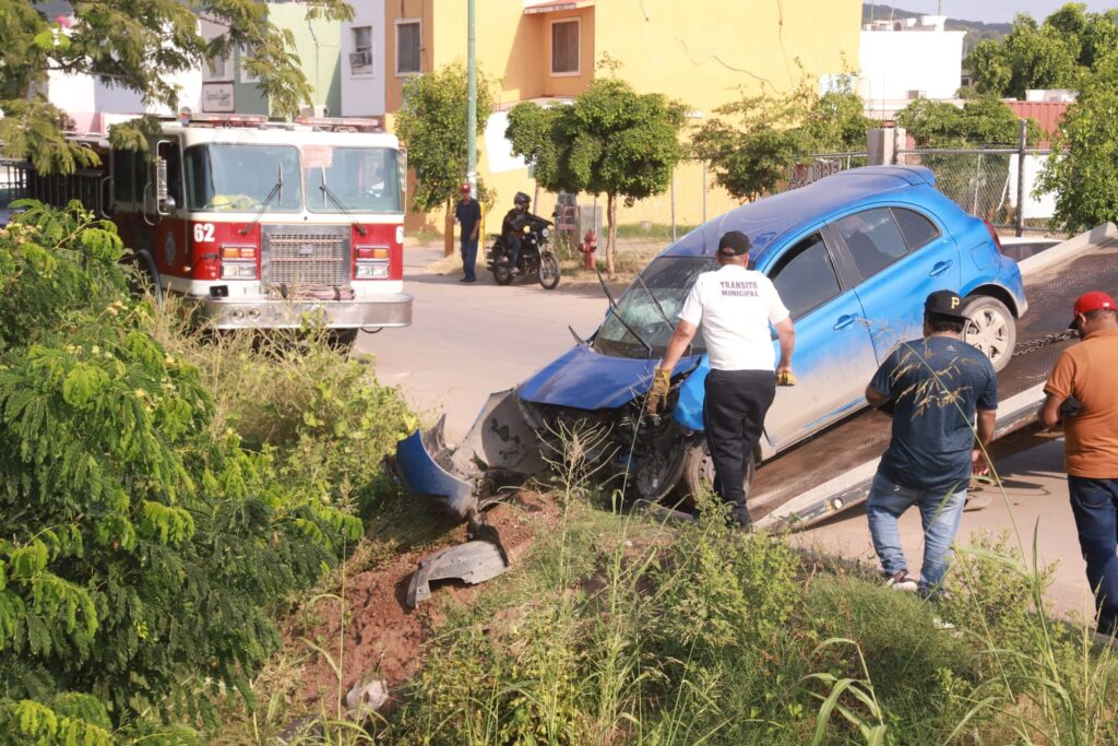 Auto Nissan March azul en una grua tras accidente en Mazatlán