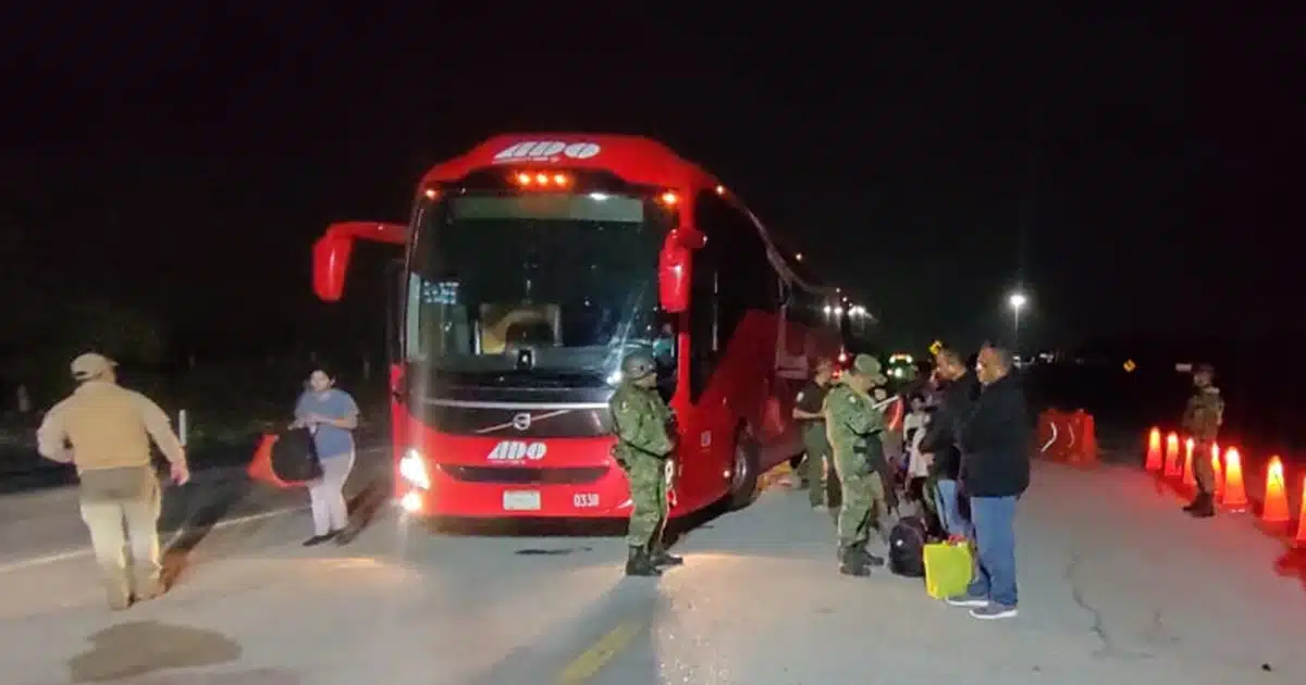 Rescatan a 25 migrantes en autobús de turismo en Tamaulipas