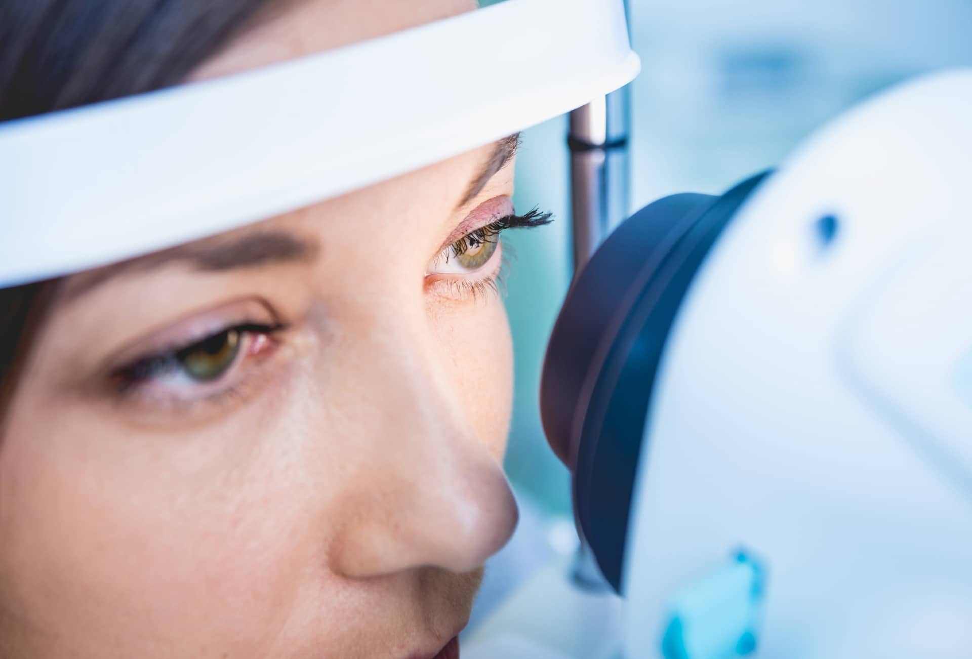 Mujer durante una revisión de ojos