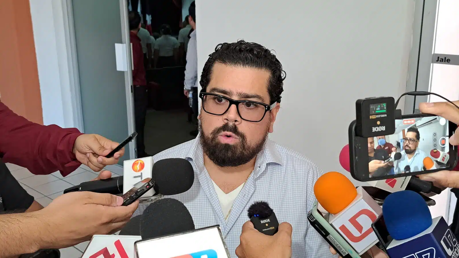 Ricardo Jenny del Rincón con medios de prensa
