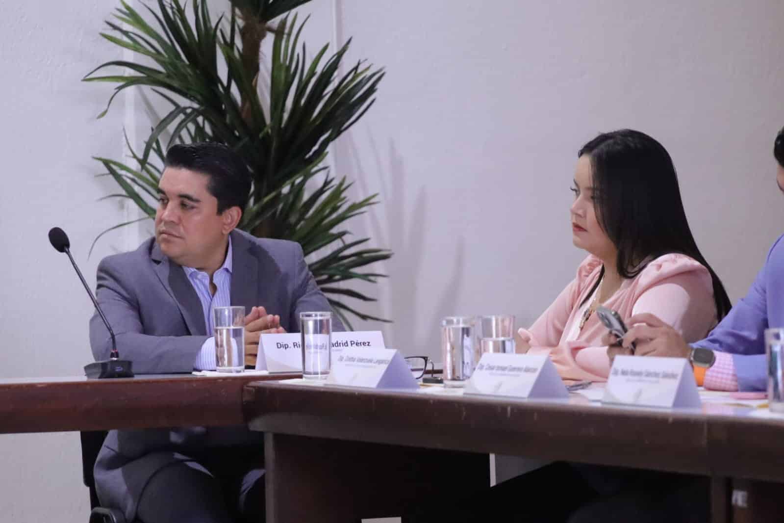 Ricardo Madrid y Cinthia Valenzuela viendo hacía la izquierda