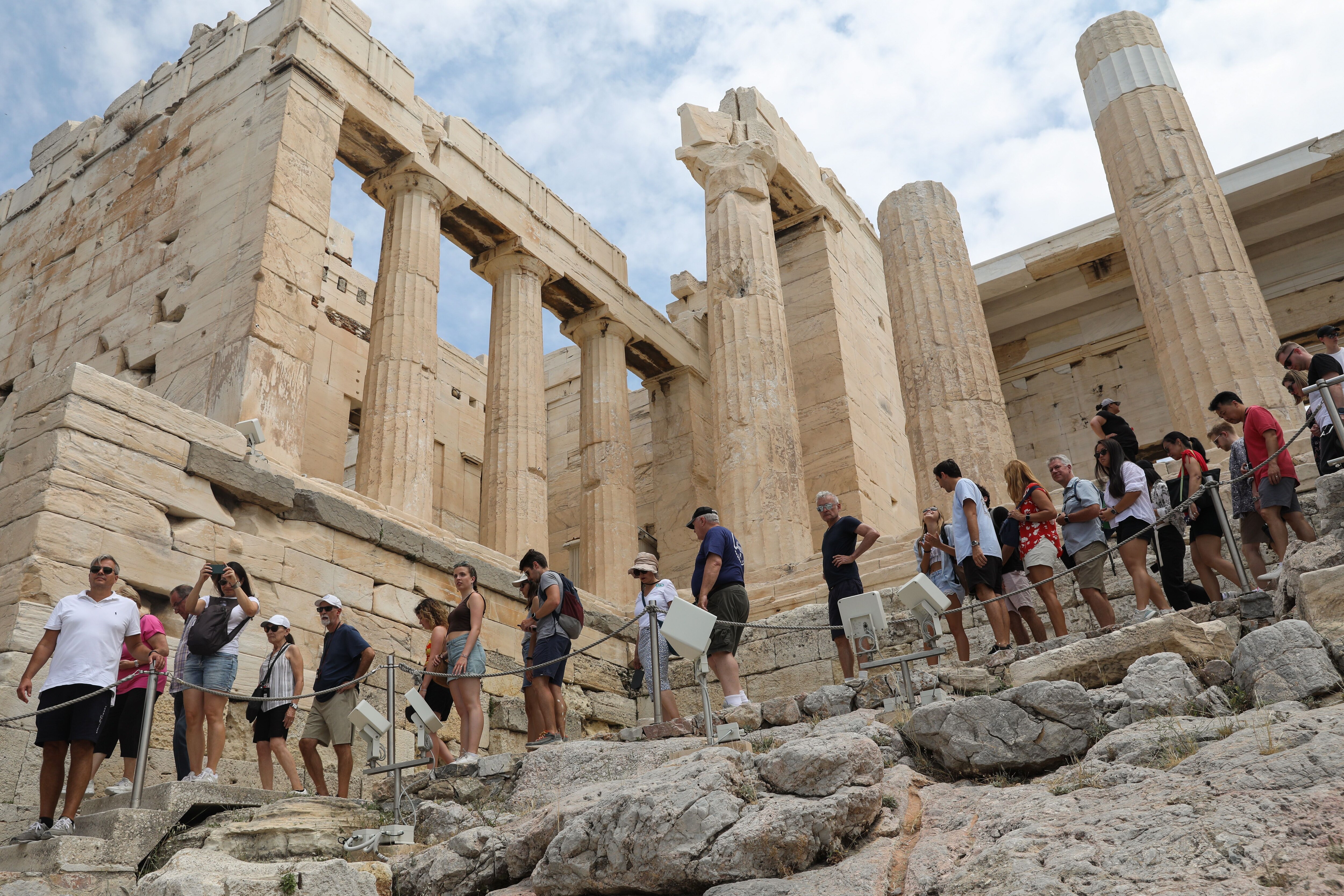 Roban dos fragmentos de mármol en la Acrópolis de Atenas; hay un detenido