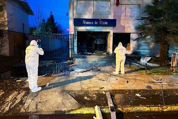 Roban y explotan un banco en Chile; usaron un tanque de gas