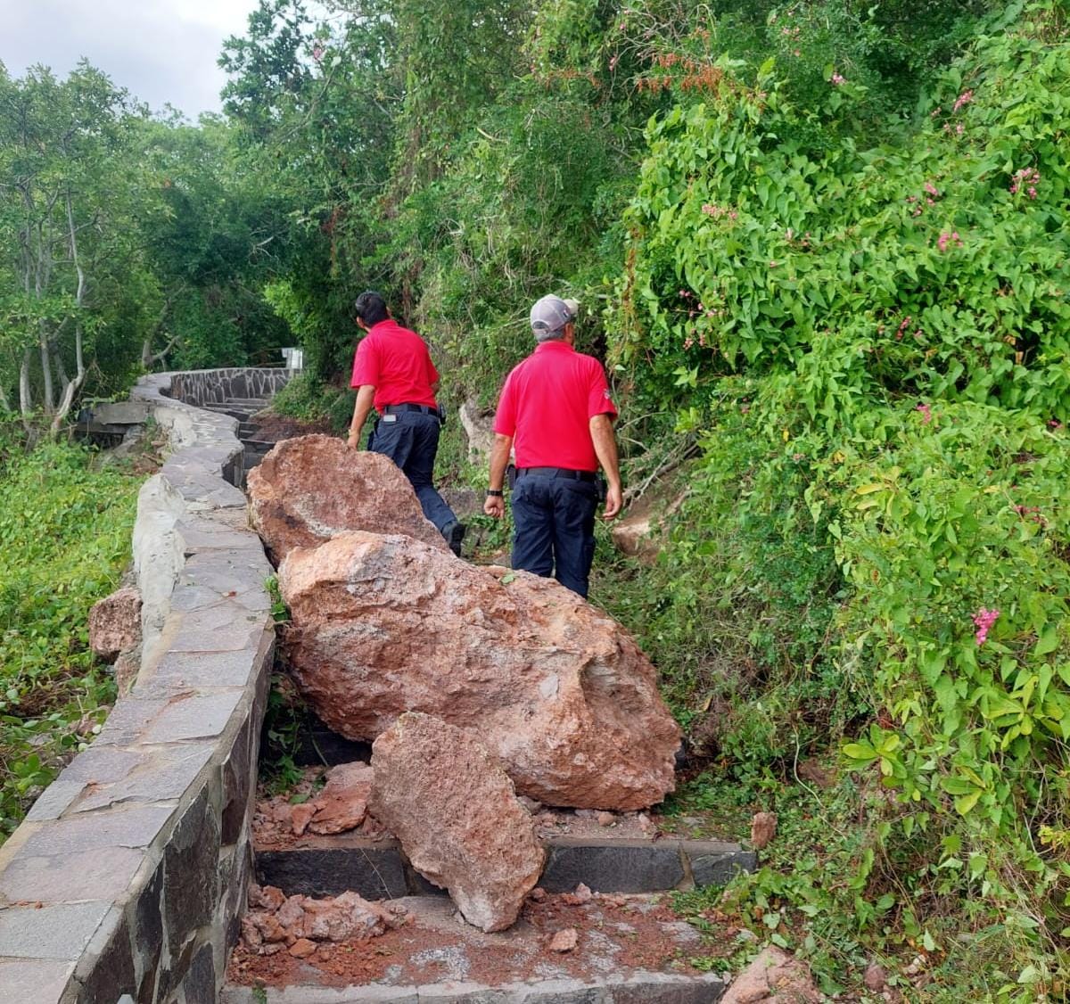 Rocas sobre unas escaleras y 2 personas