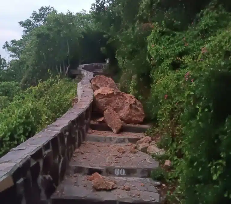 Rocas sobre unas escaleras