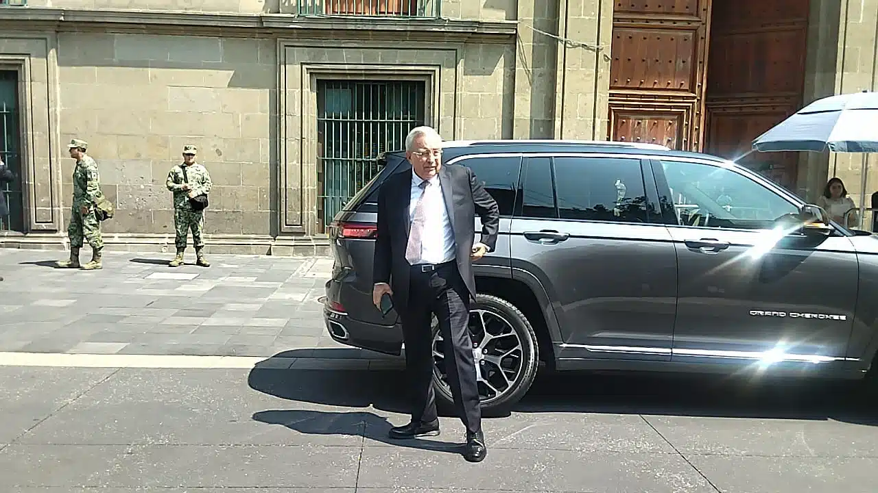 Rubén Rocha Moya posando afuera de Palacio Nacional