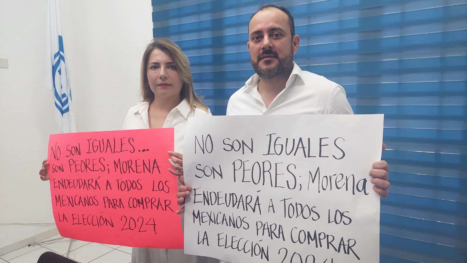 Roxana Rubio con otra persona y carteles en las manos