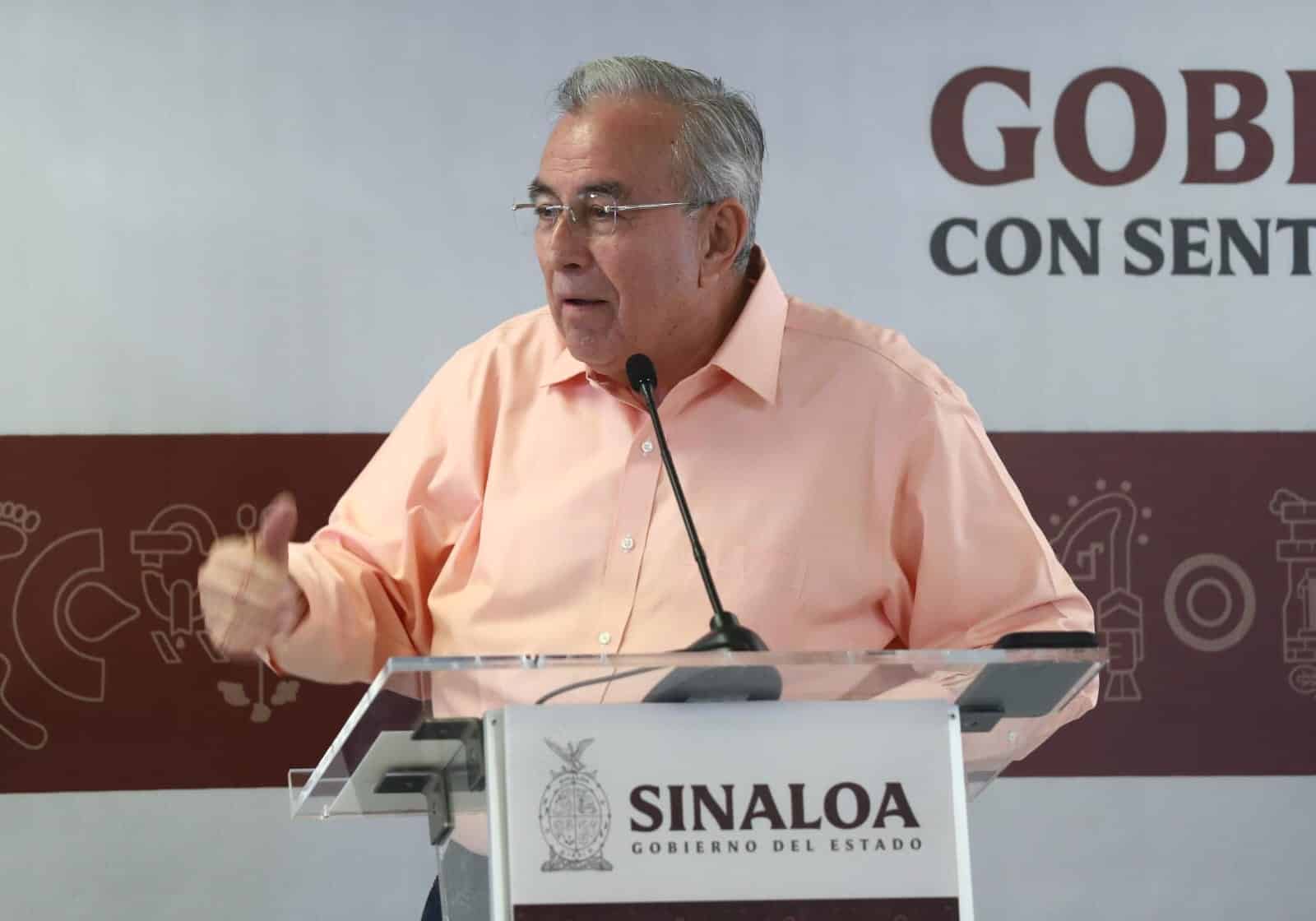 Una persona con lentes hablando