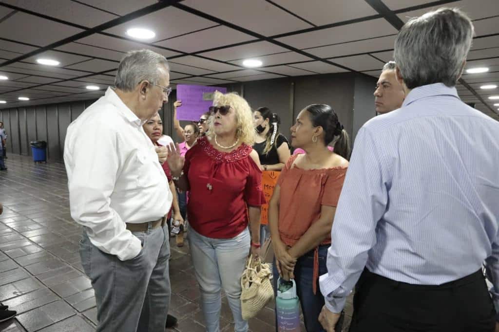Personas con cartulinas