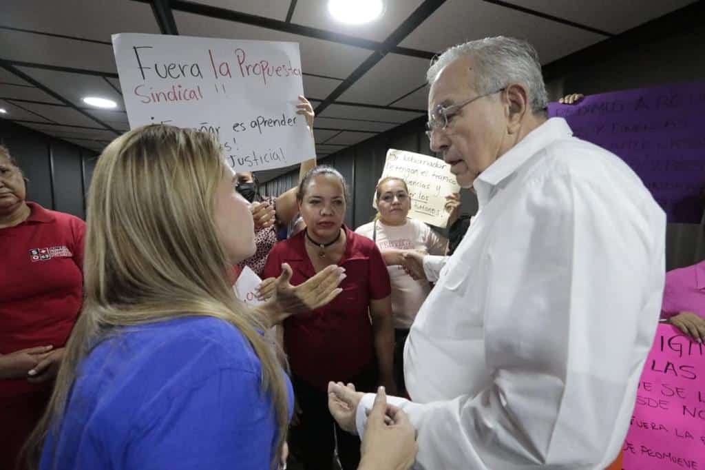 Personas con cartulinas