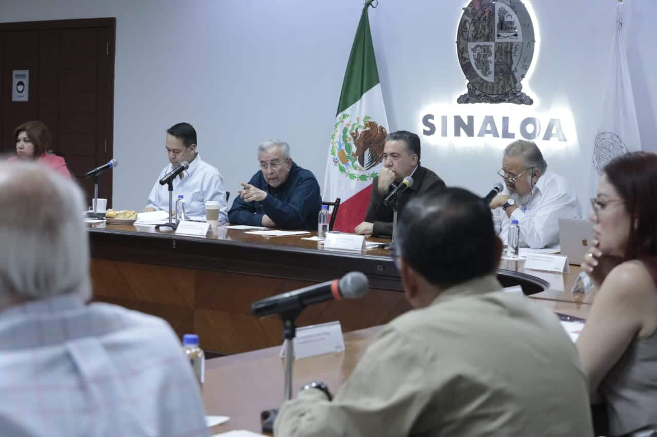 Rubén Rocha Moya durante reunión con su gabinete