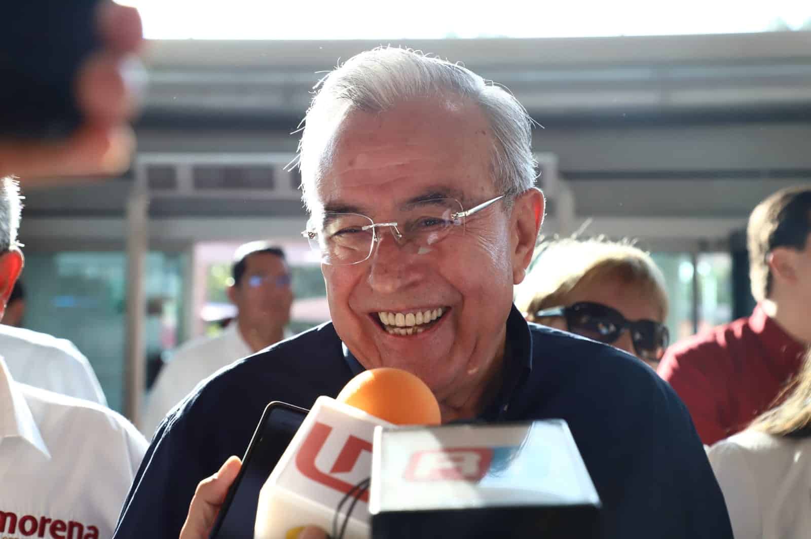 Rubén Rocha Moya muy sonriente en entrevista con medios de comunicación