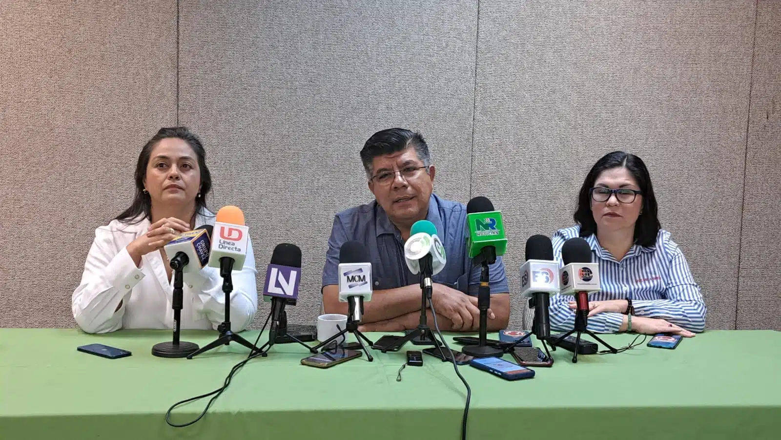 Manuel luque Rojas, Cecilia Covarrubias y Minerva Vázquez en conferencia de prensa
