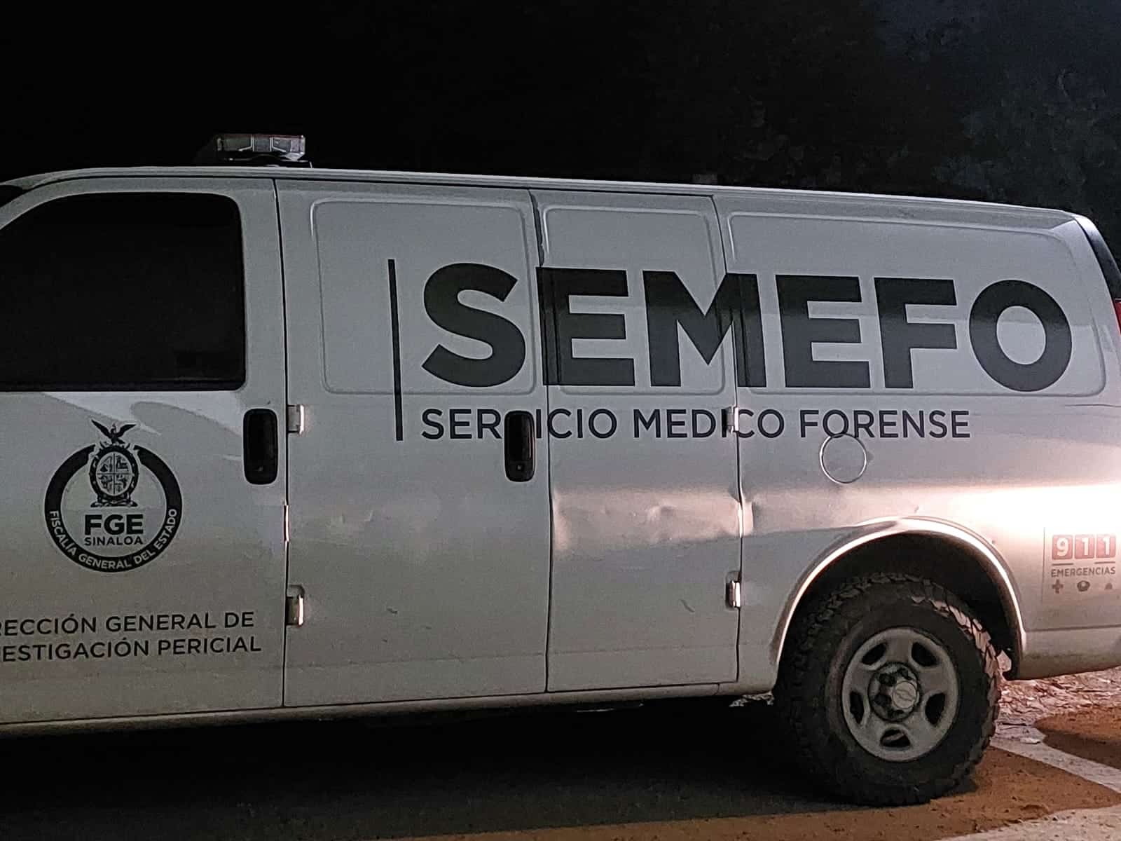 Una camioneta con letras de Semefo