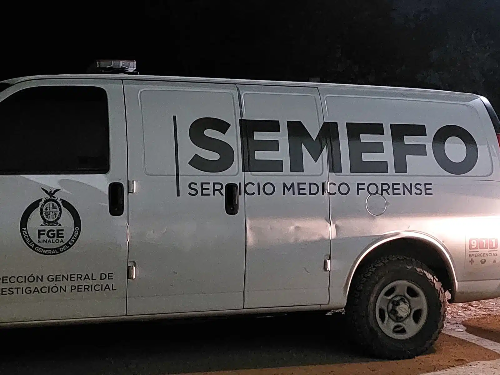 Una camioneta con letras de Semefo
