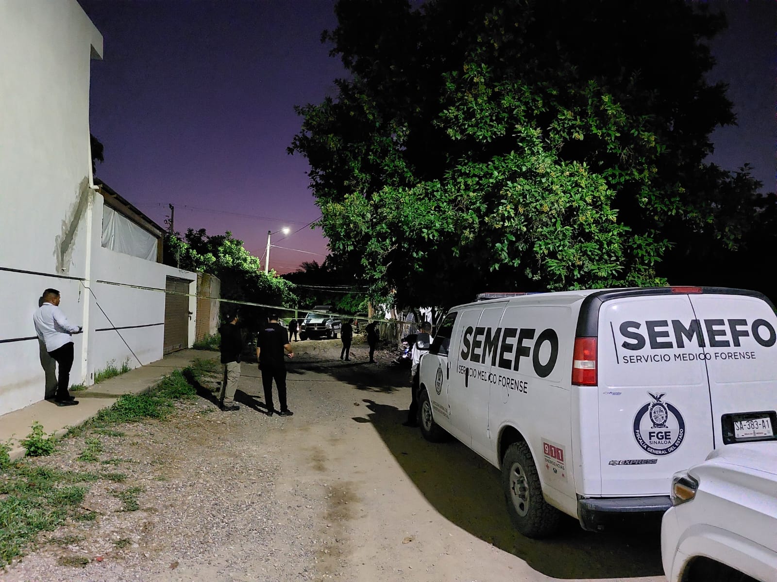 Agentes periciales y camioneta del Semefo en lugar del homicidio