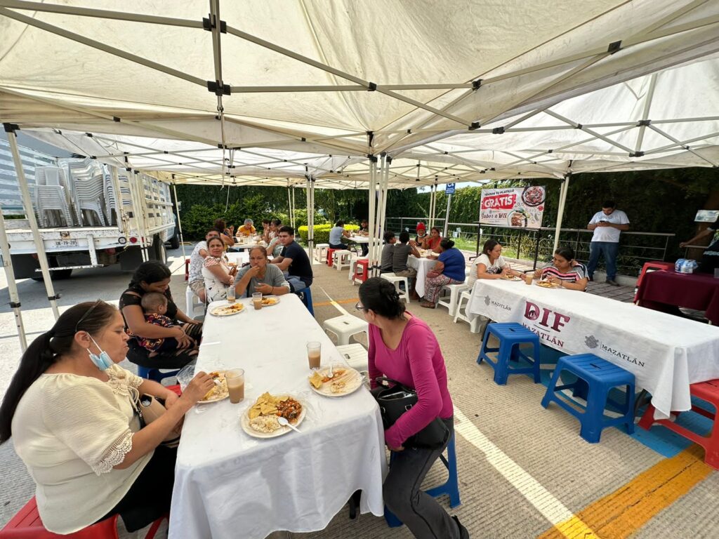 Personas comiendo en mesa