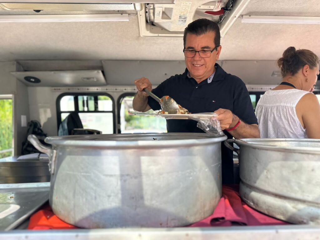 Alcalde repartiendo comida en el camioncito de DIF