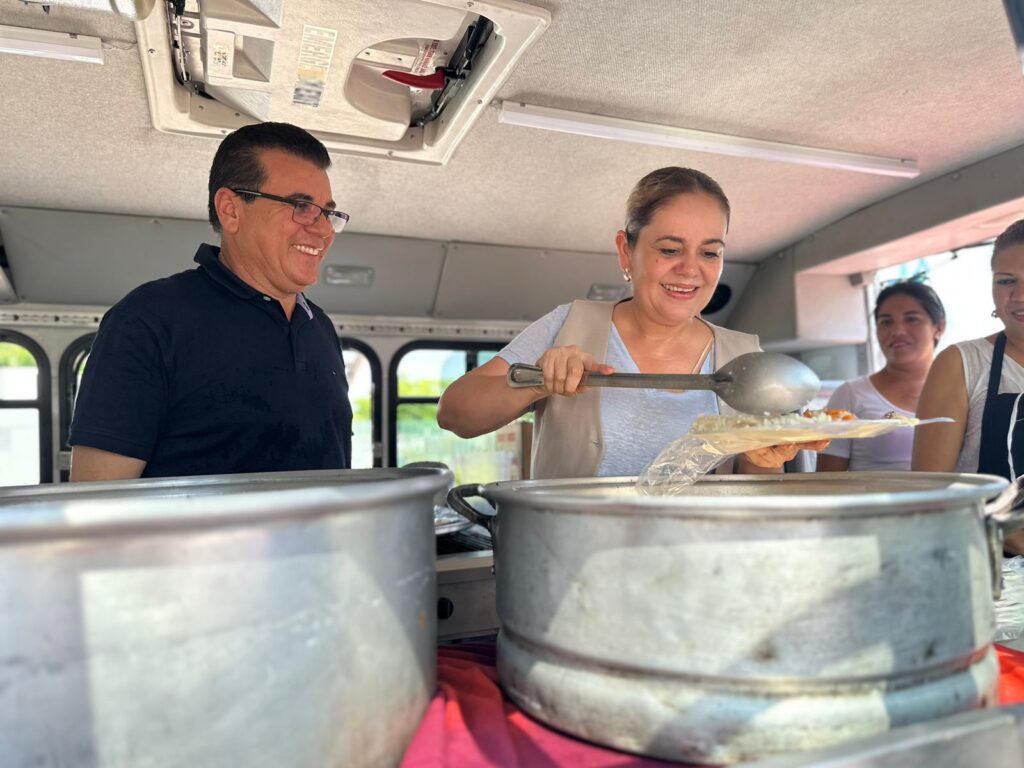 Alcalde repartiendo comida en el camioncito de DIF