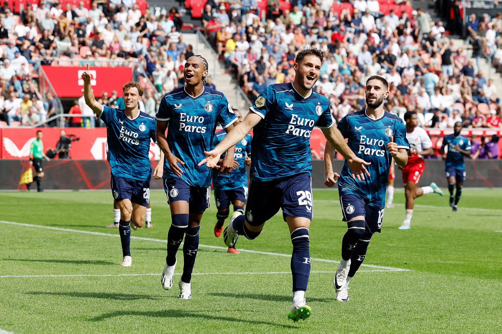 Santiago Giménez celebrando triunfo