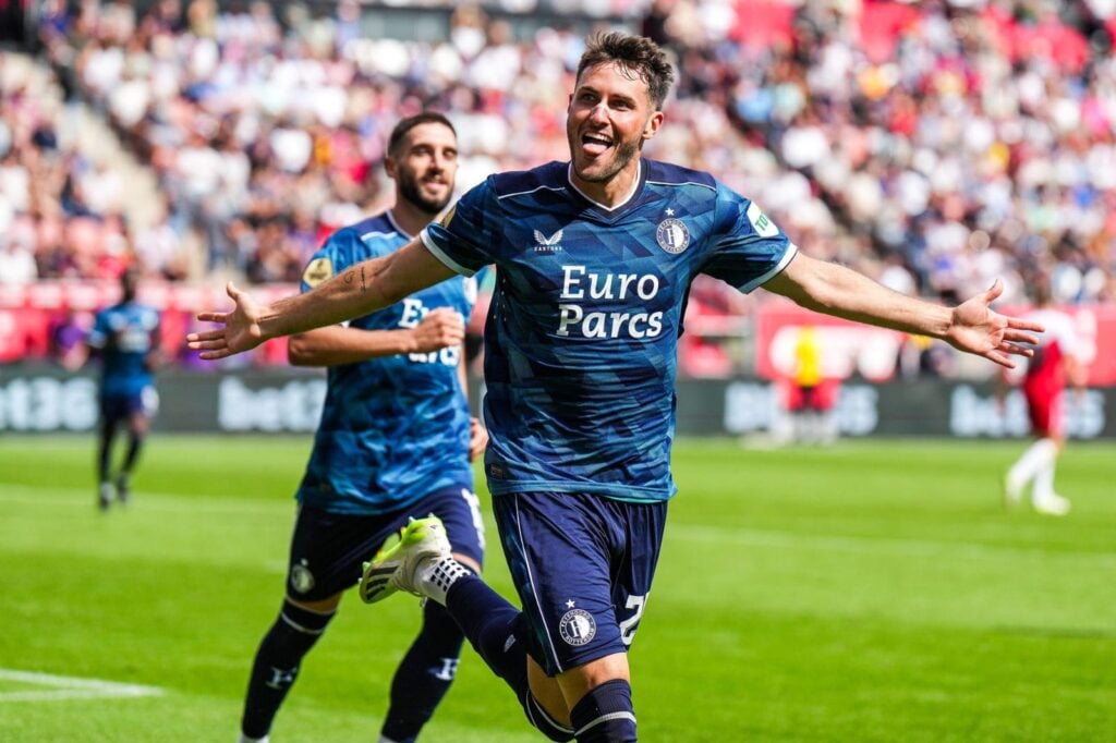 Santiago Giménez celebrando triunfo