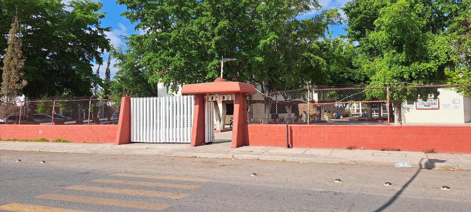 Entrada de las instalaciones de una escuela