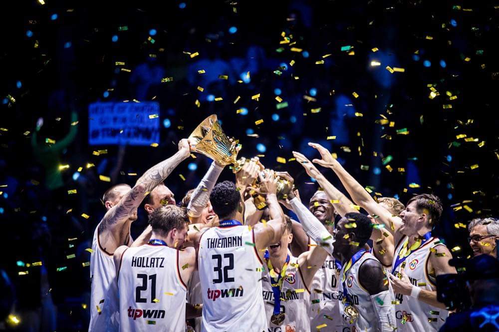 Personas con uniforme de basquetbol celebrando