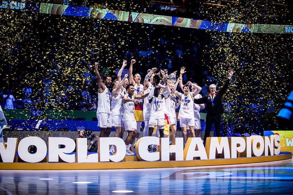 Personas con uniforme de basquetbol celebrando