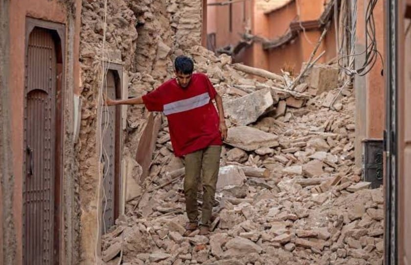 Hombre entre escombros luego de terremoto
