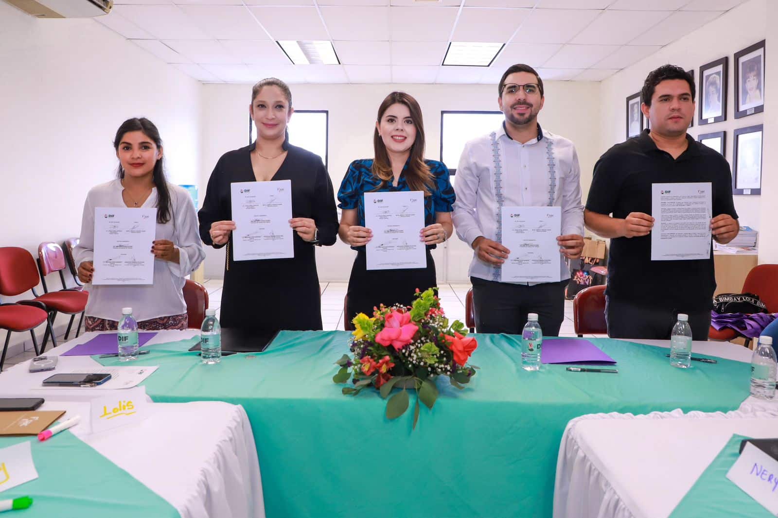 Personas mostrando hoja de convenio