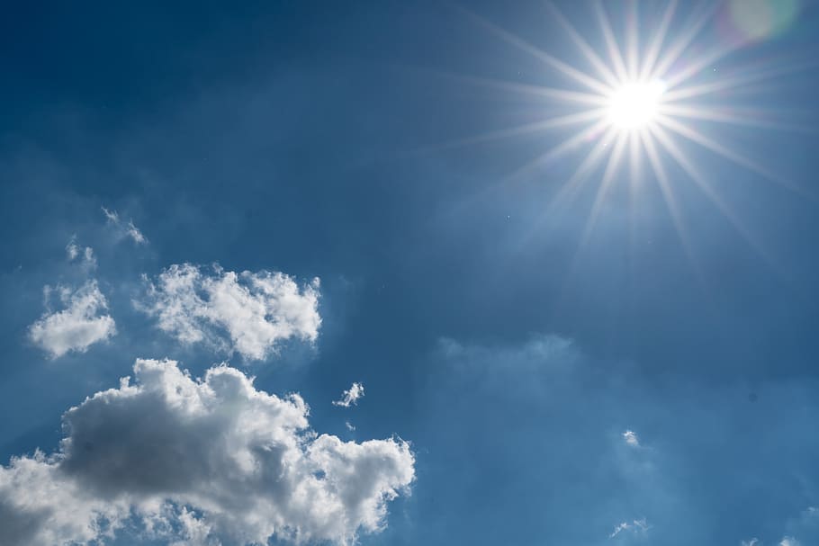 Cielo con un sol resplandeciente y nubes pequeñas