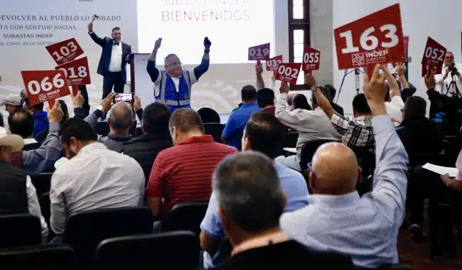 Hombres en subasta del gobierno