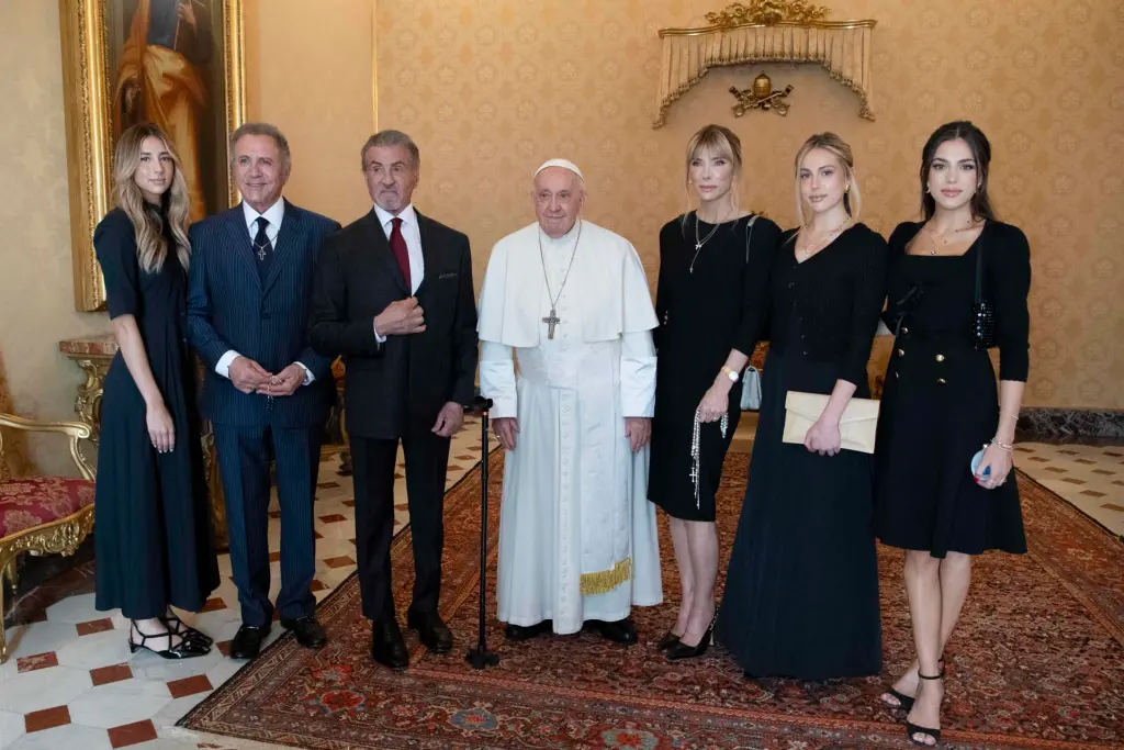 Sylvester Stallone y su familia junto al papa Francisco.