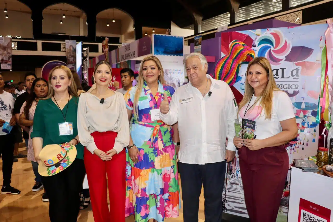 Turistas en el stand de Sinaloa