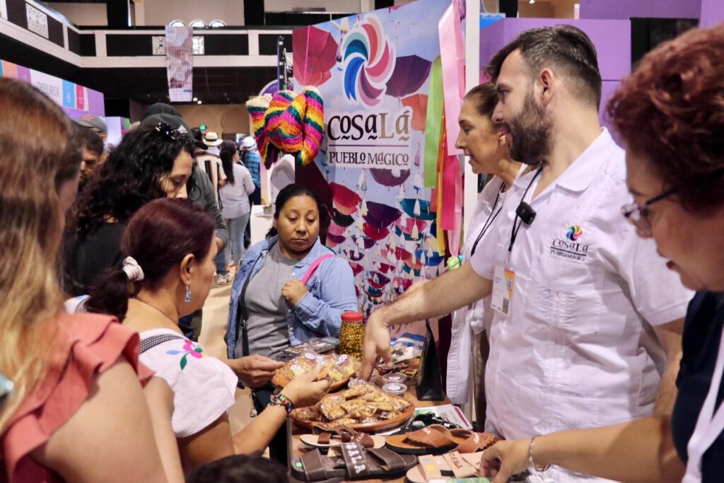 Turistas en el stand de Sinaloa