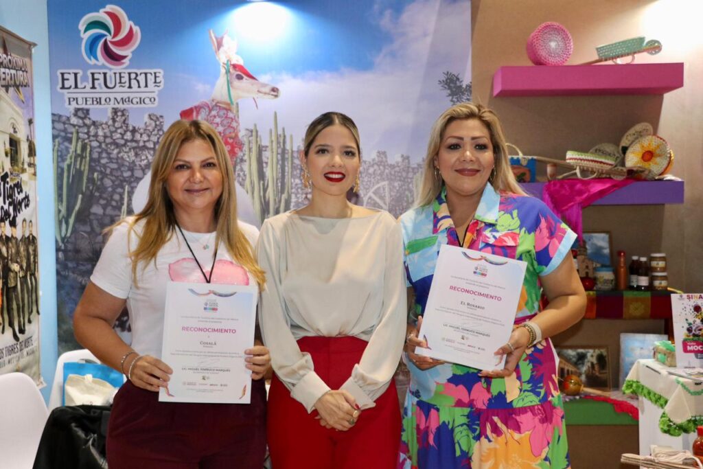 Turistas en el stand de Sinaloa