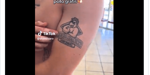 Tatuaje del joven con el logo del Pollo Feliz