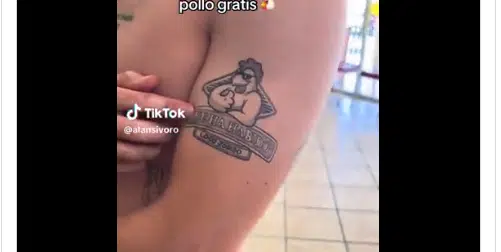 Tatuaje del joven con el logo del Pollo Feliz