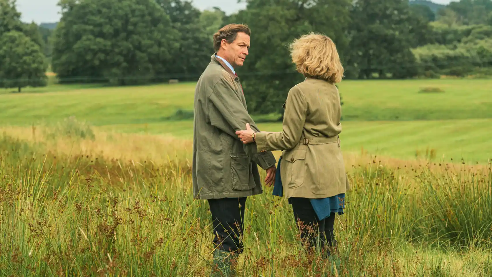 Personajes de The Crown en el campo